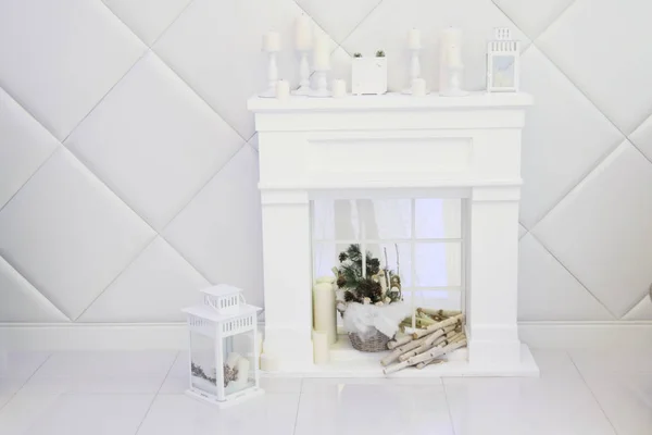 Weißes Zimmer mit dekorativem Kamin, Kerzen, Laterne — Stockfoto