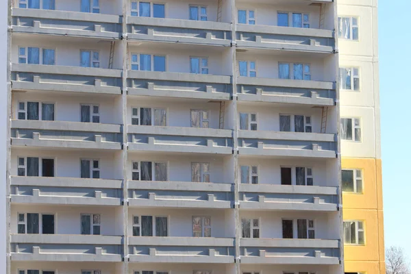 Onderdeel van grijze flatgebouw — Stockfoto
