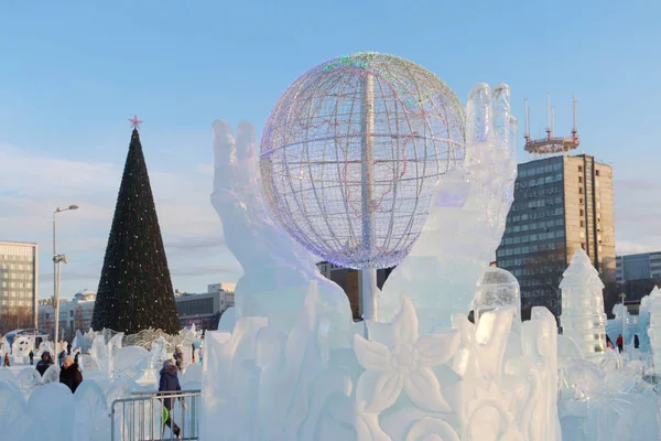 Perm, Ryssland - 18 Jan 2017: Globe i händer, Ice stad av Perm — Stockfoto