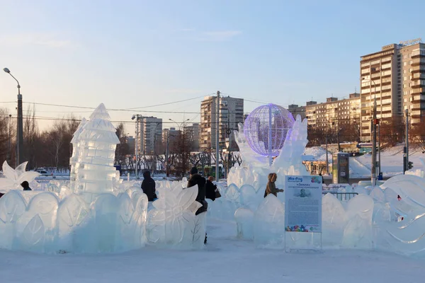 ПЕРМ, РОССИЯ - JAN 18, 2017: Люди в Пермском ледовом городке 2017 — стоковое фото