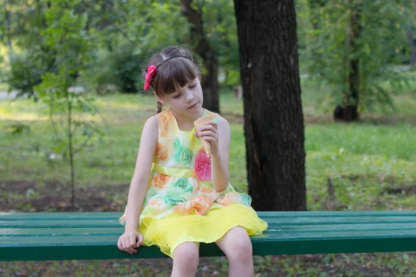 Hermosa niña en vestido de color con helado — Foto de Stock