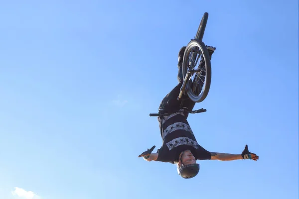 PERM, RUSSIA - August 20, 2016: Extreme cyclist jumps at bike — Stock Photo, Image