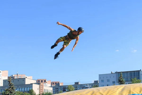 ПЕРМ, РОССИЯ - 20 августа 2016 года: Экстремальный спортсмен прыгает на роликах — стоковое фото