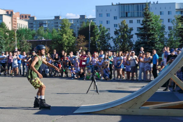 Dauerwelle, Russland - 20. August 2016: Junger Mann mit Helm auf Roller — Stockfoto