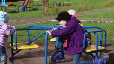 Üç mutlu çocuk üzerinde dolambaçlı güneşli gün oyun.