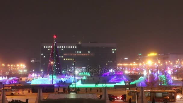 Вечерний зимний Пермь, освещенный ледовый городок с елкой в России — стоковое видео