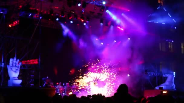 Baile con fuegos en el escenario de la calle en concierto al día de 100 aniversario de la Universidad Estatal de Perm — Vídeo de stock