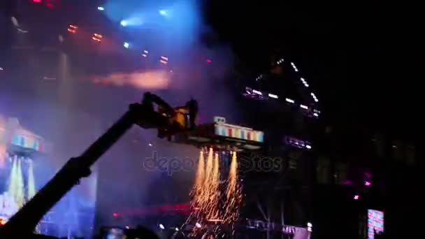 Crane mengangkat 100 kilogram kue di panggung jalanan pada konser ke hari perayaan 100 tahun Perm State University — Stok Video