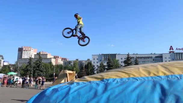 Cyklist pojke hoppar in i Big Air Bag under Aeromat hoppar mästerskapet av Perm region — Stockvideo