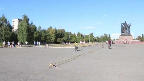 Bisikletçi çocuk büyük hava yastığı içine Perm Bölgesi Aeromat atlar Şampiyonası sırasında atlar. — Stok video