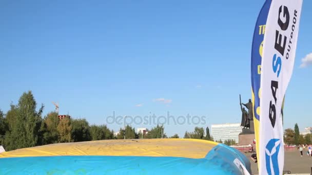 Bicyclist pula em Big Air Bag durante Aeromat salta campeonato da região de Perm — Vídeo de Stock