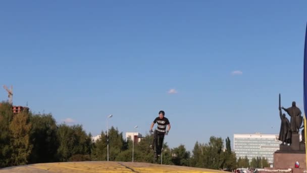 Cyklista kotrmelce ve vzduchu během Big Air Bag skoky mistrovství oblast Perm — Stock video