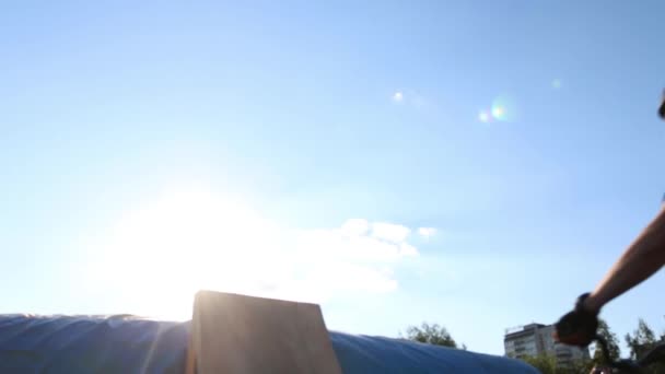 Cyklista, slunce a odrazový můstek během Big Air Bag skoky mistrovství oblast Perm — Stock video