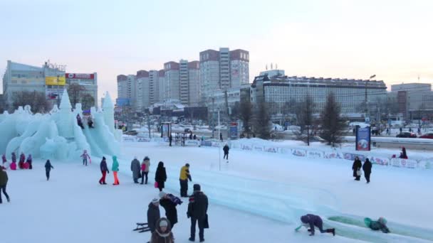 (timelapse) People ride on ice slide in Perm Ice Town 2017 Ekosad - largest in Russia at day — Stock Video