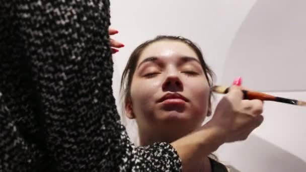 Artista de maquillaje (con lanzamiento de modelo) trabaja con modelo en Wedding Fair Perm 2017 — Vídeos de Stock