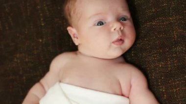 Komik bebek yatak ve hareketli eller üzerinde yalan beyaz bez sarılır