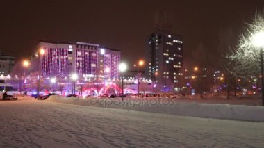 Lenin Caddesi blizzard, aydınlatma kış akşam binalarla sırasında