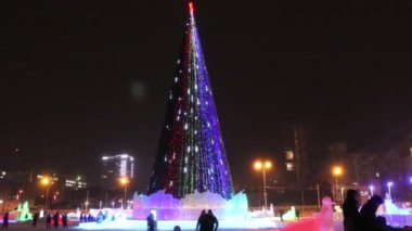 Aydınlatma ve yürüme ile Noel ağacı insanlar akşam kışın, Perm, Rusya Federasyonu
