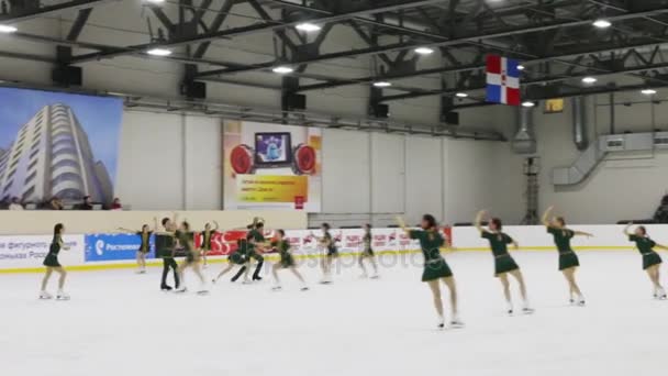 Perm açık Kupası Spor Sarayı kartal yavrusu senkronize buz pateni bölgede gerçekleştirmek — Stok video