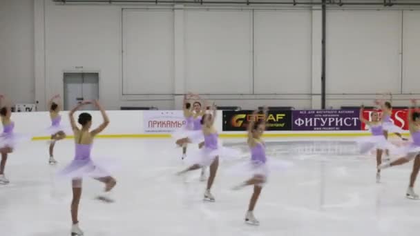 Las niñas actúan en la Copa Abierta de la región de Perm en patinaje sincronizado en Sports Palace Eaglet — Vídeos de Stock