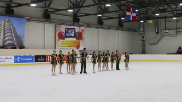 End of perform at Open Cup of Perm region in synchronized skating in Sports Palace Eaglet — Stock Video