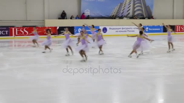 Sportovní tým provádět na otevřené mistrovství Perm region v synchronizované bruslení ve sportovním paláci Orlík — Stock video