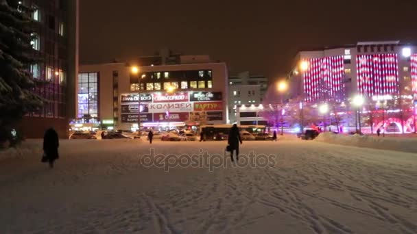 雪的列宁街，冬天的晚上，在光照下的建筑物 — 图库视频影像