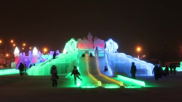 冰在晚上光照下的幻灯片，冰 2017 Ekosad-最大的俄罗斯彼尔姆镇的 — 图库视频影像