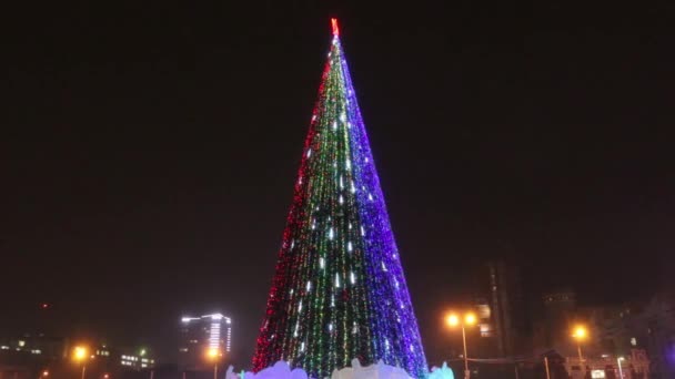 Árbol de Navidad con iluminación por la noche en invierno, Perm, Rusia — Vídeo de stock