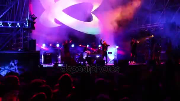 La foule saute pendant le concert du groupe Kasta sur scène le jour du centenaire de l'Université d'Etat de Perm — Video