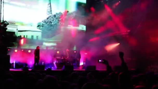 Rap band Kasta sul palco di strada in concerto per il centenario della Perm State University — Video Stock