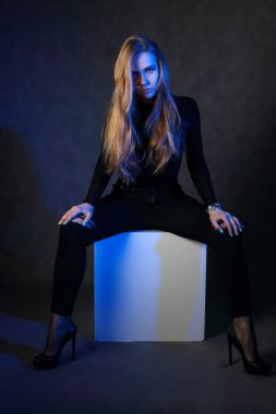 Stu beyaz küp üzerinde siyah teşkil uzun saçlı güzel sarışın
