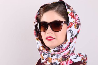 Güzel gülümseyen genç kadın güneş gözlüğü ve gri St şal