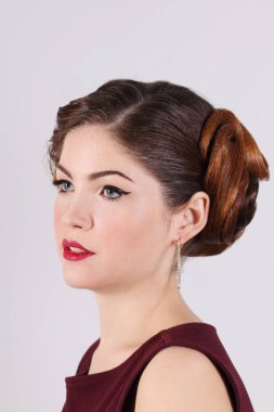 Güzel kadın saç modeli, makyaj ve küpe beyaz Studio