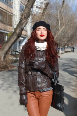 Güneşli spr Caddesi'nde kadın deri ceket ve eldiven duruyor