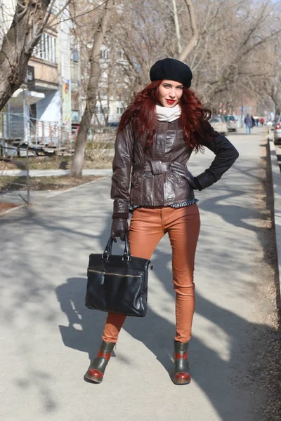 Mutlu kız deri ceket ve eldiven sunn Caddesi'nde duruyor