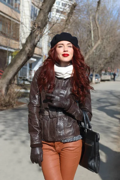 Güneşli spr Caddesi'nde kadın deri ceket ve eldiven duruyor