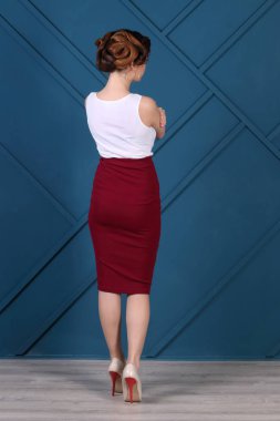 Güzel kadın ve saç modeli ile etek teşkil mavi Studio, b