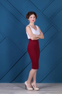 Güzel kadın etek gülümsüyor mavi Studio ve saç modeli ile