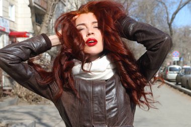 Deri ceket teşkil etmektedir güneşli spr açık uzun saçlı kız