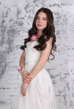 Genç ve güzel esmer parlak jewerly ve saç modeli ile poz veriyor 