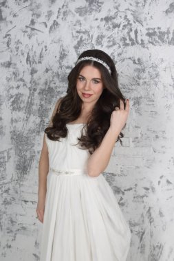 Diadem gülümsüyor yakınındaki duvara beyaz genç ve güzel esmer 