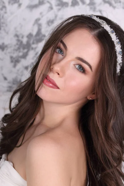 Genç ve güzel esmer diadem ve saç modeli gülümsüyor Studio ile