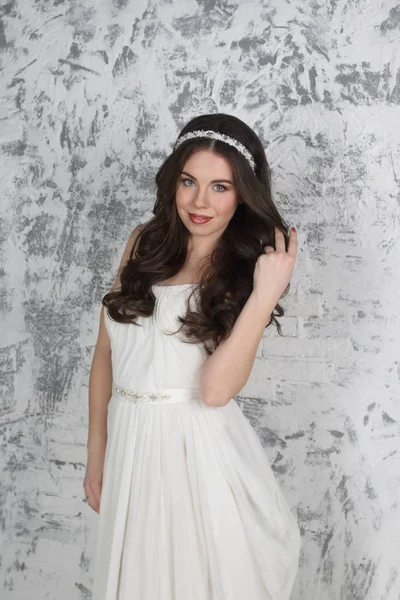 Diadem gülümsüyor yakınındaki duvara beyaz genç ve güzel esmer 