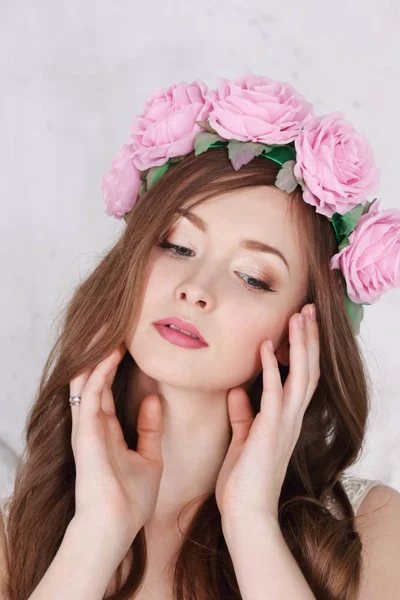 Hermosa mujer en rosa corona de rosas con el pelo largo posa en whi —  Fotos de Stock