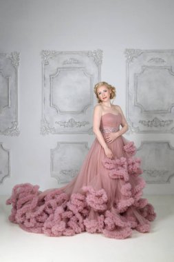 Uzun elbiseli güzel sarışın saç modeli pozlar beyaz Studio ile