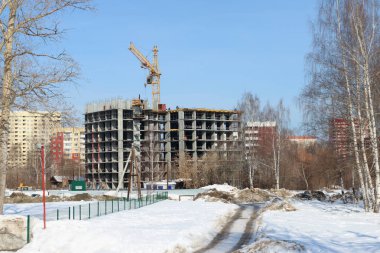 Tamamlanmamış yüksek katlı apartman ve çalışma sno vinç