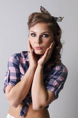 Kareli gömlekli Pinup güzel kadın gri studio kisses