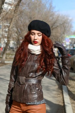 Deri ceket teşkil Street güneşli sprin, güzel kadın