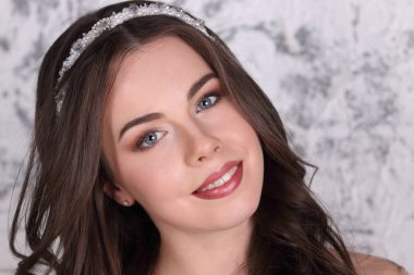 Güzel esmer diadem ve saç modeli gülümsüyor Studio, c ile